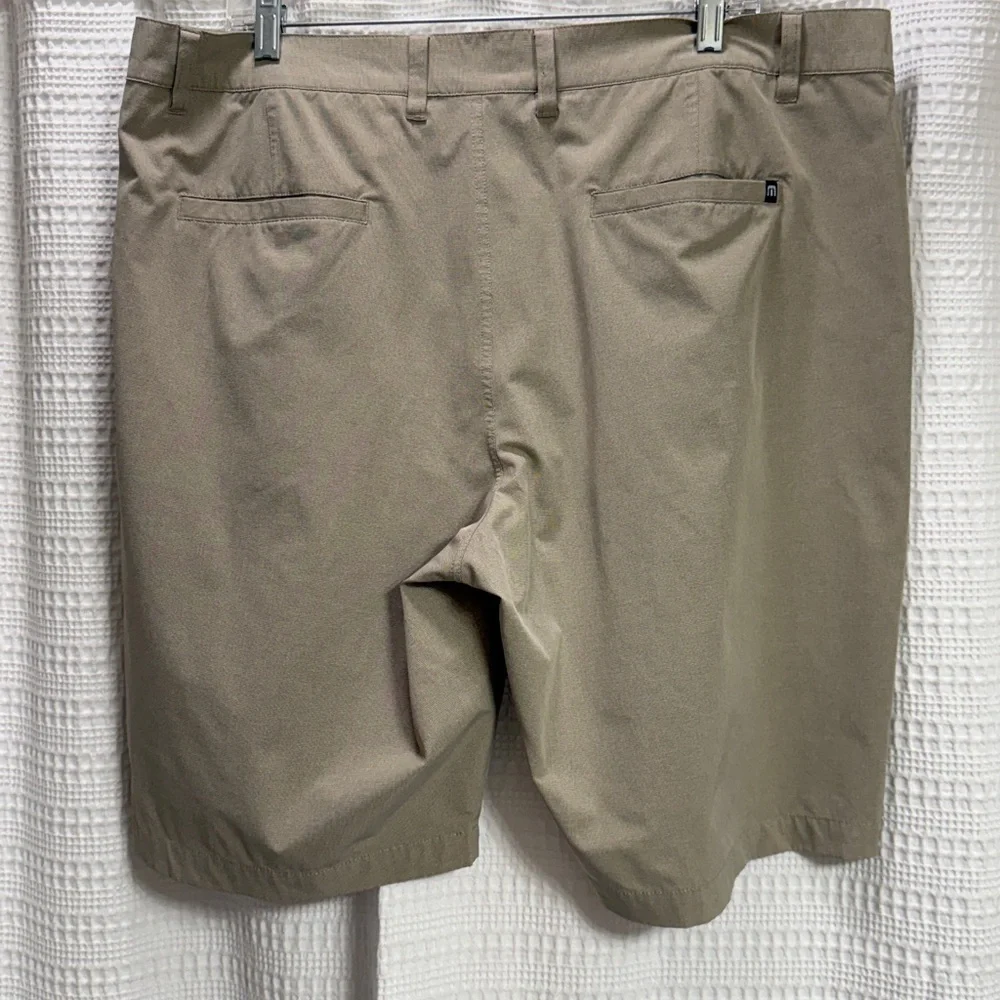 Travis Mathew Men's Beige/tan Flat Front Shorts 10” golf‎ casual neutral SZ 40